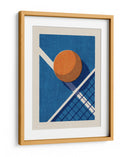 Perspectiva de cancha de tenis minimalista: pelota naranja y red - Daniel Coulmann | Cuadro decorativo de Canvas Lab