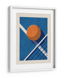 Perspectiva de cancha de tenis minimalista: pelota naranja y red - Daniel Coulmann | Cuadro decorativo de Canvas Lab