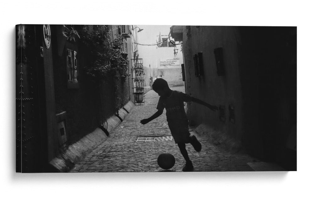 El chico del futbol callejero - Markos Tsoukalas | Cuadro decorativo de Canvas Lab