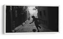 El chico del futbol callejero - Markos Tsoukalas | Cuadro decorativo de Canvas Lab