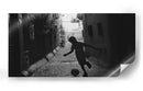 El chico del futbol callejero - Markos Tsoukalas | Cuadro decorativo de Canvas Lab