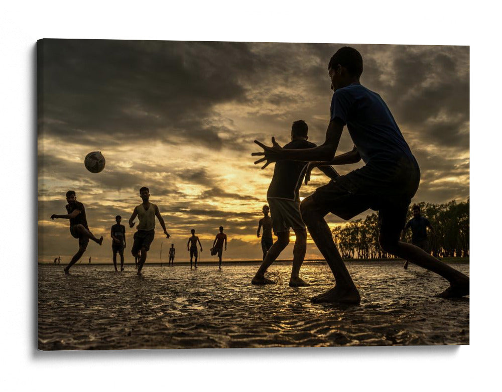 Partido de futbol al atardecer - Anisur Rahman | Cuadro decorativo de Canvas Lab