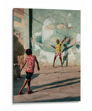La alegría del juego de futbol en la calle - Andy Bauer | Cuadro decorativo de Canvas Lab