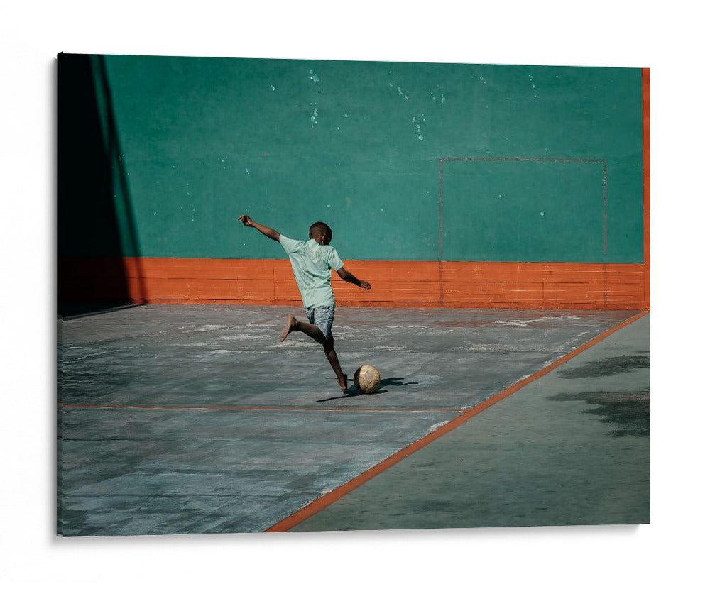 Un niño, un balón y una pared - Andy Bauer | Cuadro decorativo de Canvas Lab