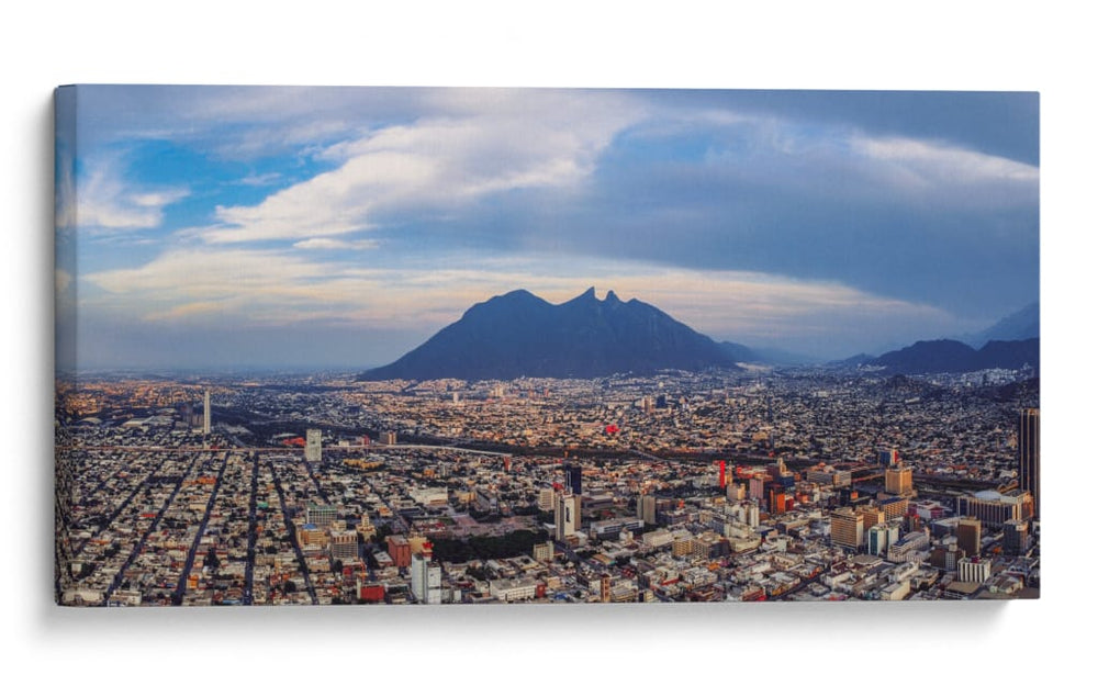 Monterrey bajo el Cerro de la Silla - Abner Fabian | Cuadro decorativo de Canvas Lab