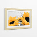 Primer plano de girasoles en fondo neutro - DIEGO D L | Cuadro decorativo de Canvas Lab