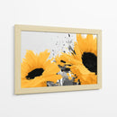 Primer plano de girasoles en fondo neutro - DIEGO D L | Cuadro decorativo de Canvas Lab