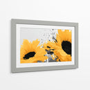 Primer plano de girasoles en fondo neutro - DIEGO D L | Cuadro decorativo de Canvas Lab