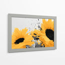 Primer plano de girasoles en fondo neutro - DIEGO D L | Cuadro decorativo de Canvas Lab