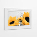 Primer plano de girasoles en fondo neutro - DIEGO D L | Cuadro decorativo de Canvas Lab