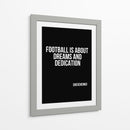 O futebol é sobre sonhos e dedicação - Vicky Hanggara | Cuadro decorativo de Canvas Lab