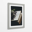 Biblia y flores | Cuadro decorativo de Canvas Lab