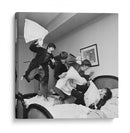 Pelea de Almohadas | Cuadro decorativo de Canvas Lab