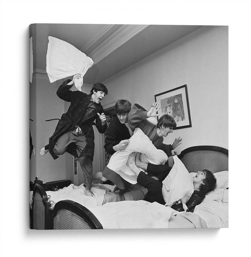 Pelea de Almohadas | Cuadro decorativo de Canvas Lab