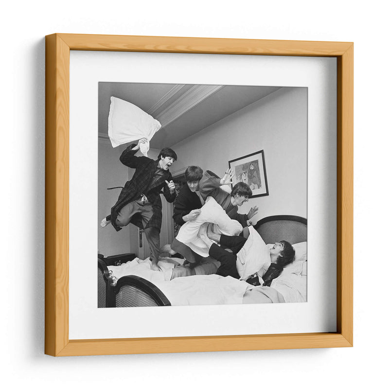 Pelea de Almohadas | Cuadro decorativo de Canvas Lab