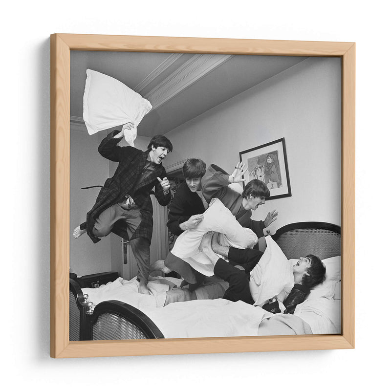 Pelea de Almohadas | Cuadro decorativo de Canvas Lab