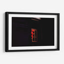 Mujer esperando frente a una iglesia NY - Raúl Ruz | Cuadro decorativo de Canvas Lab