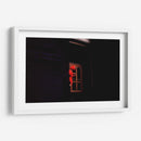 Mujer esperando frente a una iglesia NY - Raúl Ruz | Cuadro decorativo de Canvas Lab