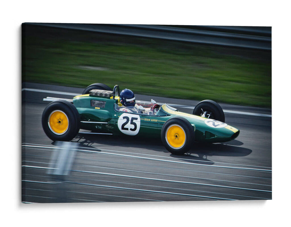 Automóvil de carreras verde y blanco en el carril barrido | Cuadro decorativo de Canvas Lab