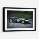 Automóvil de carreras verde y blanco en el carril barrido | Cuadro decorativo de Canvas Lab