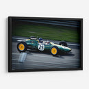 Automóvil de carreras verde y blanco en el carril barrido | Cuadro decorativo de Canvas Lab