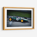 Automóvil de carreras verde y blanco en el carril barrido | Cuadro decorativo de Canvas Lab