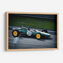 Automóvil de carreras verde y blanco en el carril barrido | Cuadro decorativo de Canvas Lab