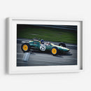 Automóvil de carreras verde y blanco en el carril barrido | Cuadro decorativo de Canvas Lab