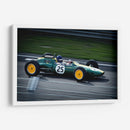 Automóvil de carreras verde y blanco en el carril barrido | Cuadro decorativo de Canvas Lab