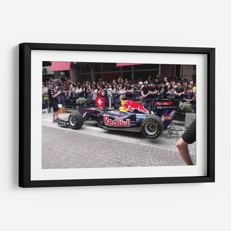 Sebastien Buemi demostrando el coche de Fórmula 1 Red Bull Energy en Motomachi Yokohama, Japón | Cuadro decorativo de Canvas Lab