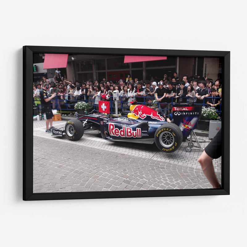 Sebastien Buemi demostrando el coche de Fórmula 1 Red Bull Energy en Motomachi Yokohama, Japón | Cuadro decorativo de Canvas Lab