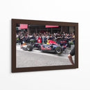 Sebastien Buemi demostrando el coche de Fórmula 1 Red Bull Energy en Motomachi Yokohama, Japón | Cuadro decorativo de Canvas Lab