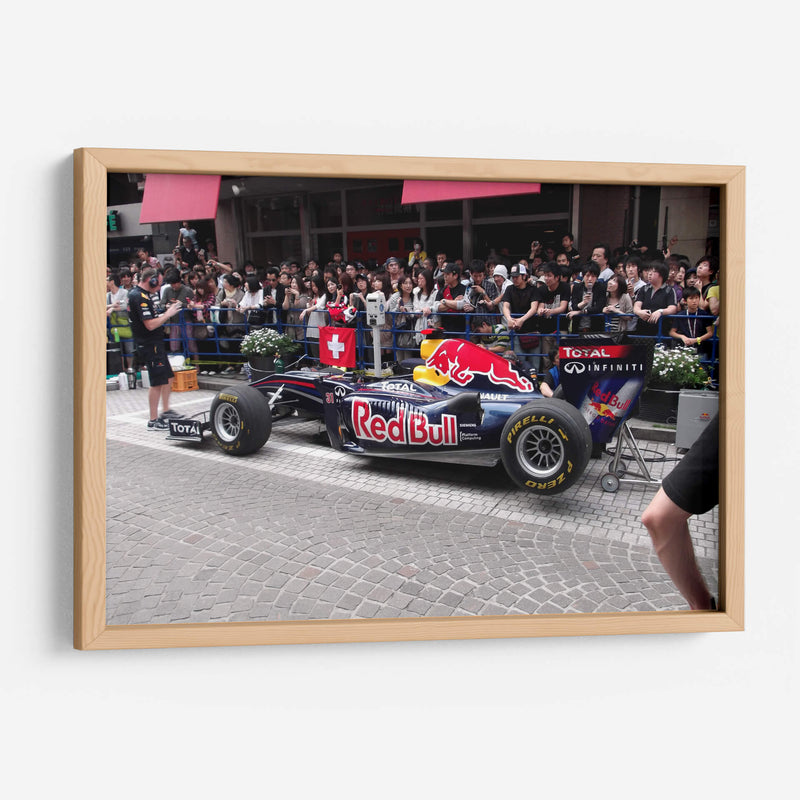 Sebastien Buemi demostrando el coche de Fórmula 1 Red Bull Energy en Motomachi Yokohama, Japón | Cuadro decorativo de Canvas Lab