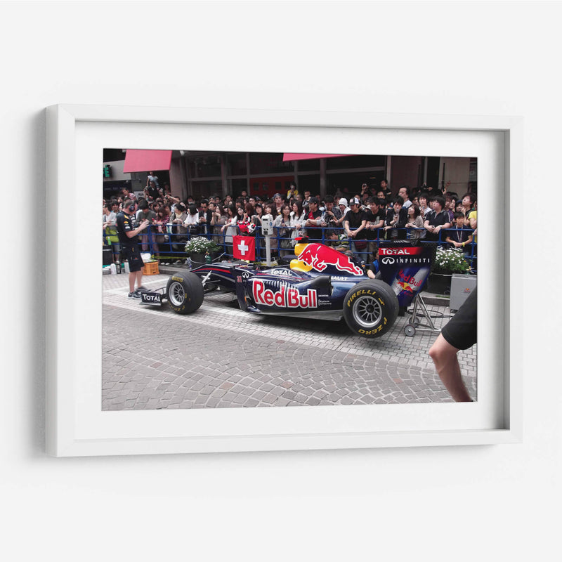 Sebastien Buemi demostrando el coche de Fórmula 1 Red Bull Energy en Motomachi Yokohama, Japón | Cuadro decorativo de Canvas Lab