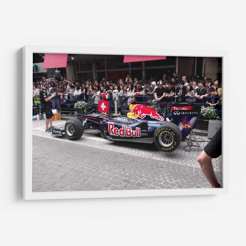 Sebastien Buemi demostrando el coche de Fórmula 1 Red Bull Energy en Motomachi Yokohama, Japón | Cuadro decorativo de Canvas Lab