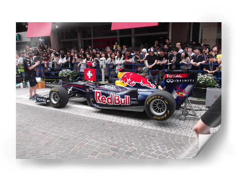Sebastien Buemi demostrando el coche de Fórmula 1 Red Bull Energy en Motomachi Yokohama, Japón | Cuadro decorativo de Canvas Lab