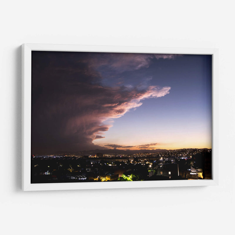 Nubes sobre la ciudad - GaryML | Cuadro decorativo de Canvas Lab
