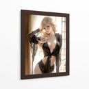 Belleza Rubia en Ropa Negra - DeLaVegaGaming | Cuadro decorativo de Canvas Lab