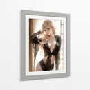 Belleza Rubia en Ropa Negra - DeLaVegaGaming | Cuadro decorativo de Canvas Lab