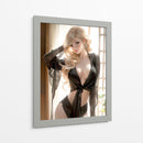 Belleza Rubia en Ropa Negra - DeLaVegaGaming | Cuadro decorativo de Canvas Lab