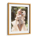 Belleza Rubia con Ropa Clara - DeLaVegaGaming | Cuadro decorativo de Canvas Lab