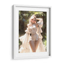 Belleza Rubia con Ropa Clara - DeLaVegaGaming | Cuadro decorativo de Canvas Lab