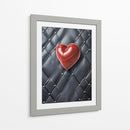 Corazón de Piel Rojo sobre Pared de Piel Negra - DeLaVegaGaming | Cuadro decorativo de Canvas Lab