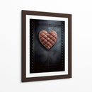 Corazón de Piel Café Sobre Pared de Piel Negra - DeLaVegaGaming | Cuadro decorativo de Canvas Lab