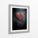 Corazón de Piel Café Sobre Pared de Piel Negra - DeLaVegaGaming | Cuadro decorativo de Canvas Lab