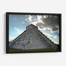 Chichén Itzá con nubes de fondo - 5000 grados | Cuadro decorativo de Canvas Lab