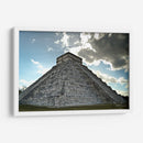 Chichén Itzá con nubes de fondo - 5000 grados | Cuadro decorativo de Canvas Lab
