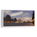 Louvre al anochecer - Omar Montero | Cuadro decorativo de Canvas Lab