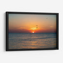 Vuelo en pareja al atardecer en el mar. - Claudia Luna | Cuadro decorativo de Canvas Lab