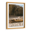 Roca sobre tronco en playa - Leonor Quiroga | Cuadro decorativo de Canvas Lab